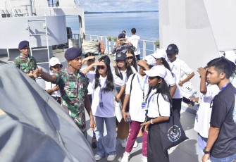 Kunjungan pelajar Papua di KRI Teluk Weda-526