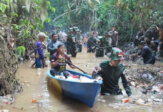 Karya bakti bersihkan lingkungan di perbatasan 