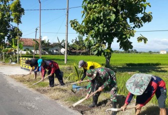 Babinsa Kodim Ponorogo Kerja Bakti Bersihkan Lingkungan Bersama Warga