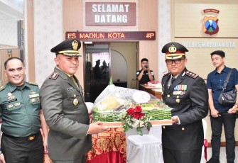 Danrem 081/DSJ Kolonel Arm Untoro Hariyanto memberikan tumpeng HUT Bhayangkara Ke-79 