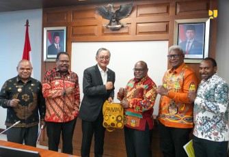 Menteri Pekerjaan Umum (PU) Dody Hanggodo menerima audiensi Gubernur Papua Tengah Meki Nawipa beserta sejumlah kepala daerah dari Kabupaten Manokwari, Waropen, Asmat, Nabire, Pegunungan Bintang, Mimika, Puncak Jaya dan Paniai