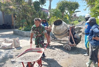 Babinsa Kodim Ponorogo Bantu Warga Rabat Jalan Desa