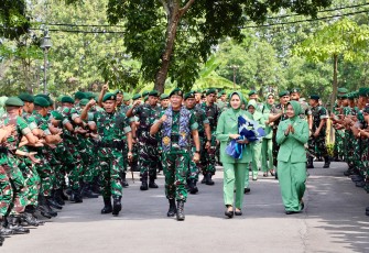 Panglima Kostrad Letjen TNI Mohammad Fadjar, MPICT, didampingi Ketua Persit Kartika Chandra Kirana PG Kostrad Ny. Ira M. Fadjar beserta rombongan, melaksanakan kunjungan kerja ke Yonarmed 12 Kostrad