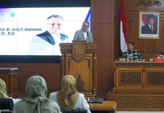 Sambutan  Wakil Rektor Bidang Pengajaran, Akademik, dan Kemahasiswaan Profesor Ferdy S. Rondonuwu dalam acara pembukaan Law Festival for Public Service, Selasa (09/07/2025) di Gedung DPRD Kota Salatiga.