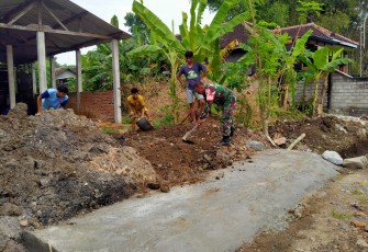 Babinsa Kodim Ponorogo Gotong Royong Perbaiki Gorong Gorong Bersama Warga