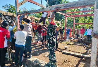 Babinsa Jogorogo Gotong Royong Bangun Rumah Warga