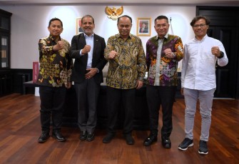 Menkop Budi Arie Setiadi foto bersama CEO Inkur Suroto dan Regional Director ICA Balu Iyer di Jakarta, Kamis (10/7)