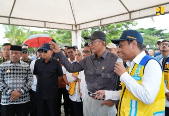 Menteri PU Dody Hanggodo saat kunjungan kerjanya ke Sulawesi Tenggara pada Minggu (13/7/2025)