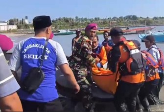 TNI AL Kerahkan Prajurit Untuk Proses Evakuasi dan Pencarian Korban Kapal Nelayan Terbalik 