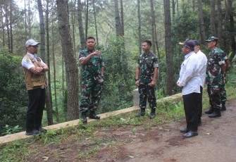 Kodim 0806/Trenggalek menerima kunjungan kerja dari Tim Pengawas dan Evaluasi (Wasev) TNI Manunggal Membangun Desa (TMMD) ke-120 Tahun Anggaran 2024, yang dipimpin langsung oleh Brigjen TNI Judi Paragina Firdaus, M.Sc., Perwira Tinggi Staf Khusus Kepala Staf Angkatan Darat (Kasad), Rabu (16/7/2025)
