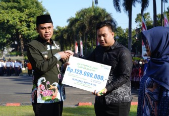 Walikota Blitar Syauqul Muhibbin Serahkan Santunan JKM dan Beasiswa ke Ahli Waris Peserta BPJS Ketenagakerjaan