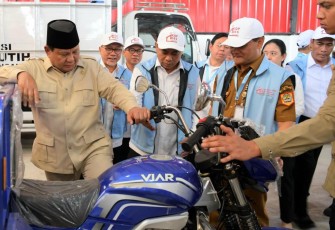 Menkop Budi Arie Setiadi mendampingi presiden Prabowo Subianto meresmikan Kopdes/Kel Merah Putih di Klaten, Jateng, Senin (21/7)