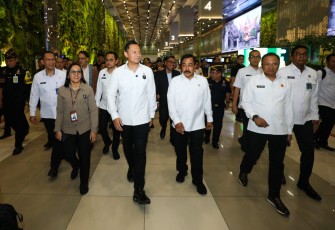 Menteri Koordinator Bidang Infrastruktur dan Pembangunan Kewilayahan, Agus Harimurti Yudhoyono (AHY), meninjau langsung pelaksanaan kick-off uji coba sistem All Indonesia di Bandara Internasional Soekarno-Hatta, Tangerang, pada Kamis (24/7/2025)