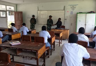 Satgas TNI Latih PBB Siswa SMA Negeri 1 Ilaga Jelang Lomba Gerak Jalan HUT RI ke-80