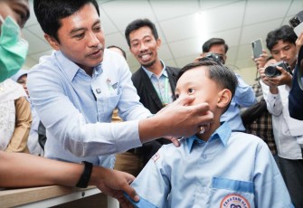 Wakil Menteri Kesehatan Prof. Dante Saksono Harbuwono meninjau langsung pelaksanaan Program CKG di SD Prestasi Global, Depok, Senin (4/8)