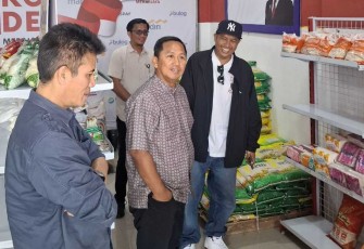 Seskemenkop Ahmad Zabadi saat meninjau Koperasi Syariah Mekar Jaya di Sumedang Utara, Minggu (10/8)