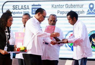 Menkop Budi Arie Setiadi menyerahkan SK Badan Hukum Kopdes Merah Putih di Papua Tengah, Selasa (12/8)