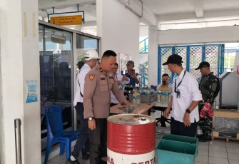 PT Pelni Bersama Polsek KPS dan Yonmarhanlan VIII Bitung Berhasil Amankan Puluhan Botol Miras Tanpa Pemilik