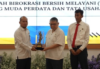 Jaksa Agung Muda Bidang Perdata dan Tata Usaha Negara (JAM DATUN) terus memperkuat komitmen reformasi birokrasi dengan mewujudkan Zona Integritas menuju Wilayah Birokrasi Bersih dan Melayani (WBBM) tahun 2025