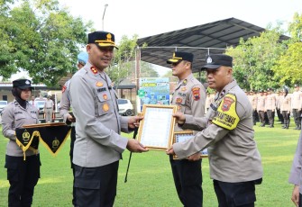 Polres Kendal Beri Penghargaan untuk 13 Anggota Berprestasi