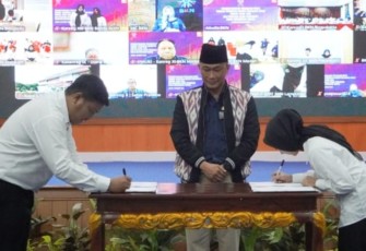 Kepala BKN, Prof. Zudan dan 115 PPPK yang mengikuti seleksi pada formasi tahun anggaran 2024 di lingkup BKN menandatangani perjanjian kerja