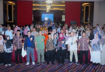 Wakil Menteri Pendidikan Dasar dan Menengah, Atip Latipulhayat, membuka acara Penguatan Digitalisasi Pembelajaran ini dengan menekankan bahwa teknologi, khususnya papan interaktif yang ia sebut sebagai TV gede atau TV jumbo