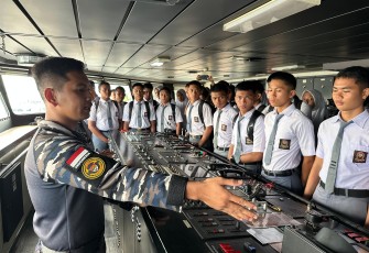 Siswa SMAN 1 Matauli Pandan Kunjungi KRI BAC-593 