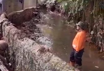 Imam Musanto terjun langsung membersihkan sungai