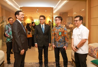 Penandatanganan Keputusan Bersama tentang Penyelenggaraan Perizinan Tenaga Medis dan Tenaga Kesehatan di Kabupaten/Kota melalui Mal Pelayanan Publik Digital Nasional, di Jakarta, Selasa (9/9)