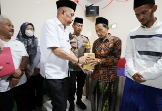 Wakil Menteri Sosial (Wamensos) Agus Jabo Priyono menyerahkan santunan total sebesar Rp62 juta kepada ahli waris korban meninggal akibat robohnya bangunan majelis taklim di Desa Sukamakmur, Kecamatan Ciomas, Kabupaten Bogor, Jawa Barat, Rabu (10/9/2025)