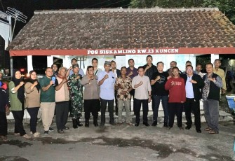 Direktur Jenderal Bina Pembangunan Daerah (Dirjen Bangda) Kemendagri, Restuardy Daud, meninjau langsung pelaksanaan Sistem Keamanan Lingkungan (Siskamling) di Kabupaten Sleman, Daerah Istimewa Yogyakarta (DIY), Kamis (11/9/2025)