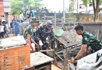 Bantu pembersihan pasca banjir 
