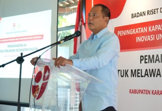 Anggota Komisi X DPR RI, Yuliatmono, menyampaikan pemaparan dalam acara sosialisasi "Pemanfaatan AI untuk Melawan Kejahatan Digital", di Karanganyar, Sabtu (4/10/2025)