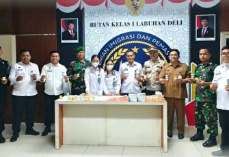 Test urine di Rutan Kelas I Labuhan Deli, Senin (6/10)