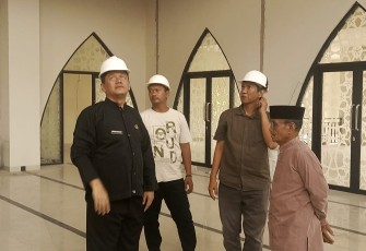 Kadisrumkim Depok Dadan Rustandi (kiri) saat meninjau progres pengerjaan tahap 2 Masjid Jami Asy-Syahid Jatijajar, Kamis (9/10)