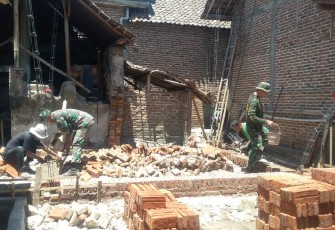 Gotong royong bangun poskamling wilayah desa binaan 
