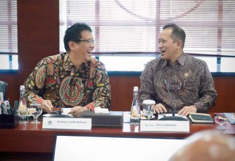 Menkeu Purbaya Yudhi Sadewa bersama Menkop Ferry Juliantono di Jakarta, Kamis (23/10)