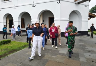 Ketua Umum Persit Ny. Uli Simanjuntak mengunjungi benteng Van Den Bosch di Ngawi, Jum'at (24/10)