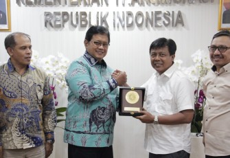 Wamen Viva Yoga memberikan cenderamata Bupati Sumbawa Barat di Jakarta, Kamis (23/10)
