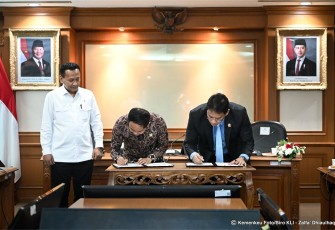 Penandatanganan MoU antara Menhut Raja Juli bersama Menkeu Purbaya di Jakarta 