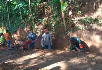 Pembuatan drainase wilayah desa binaan 
