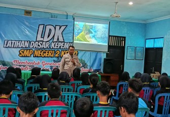 PS Kanit Binmas Polsek Kerjo, Aiptu Muryanto, memberikan penyuluhan disiplin berlalu lintas kepada para siswa di SMPN 2 Kerjo, Jumat (31/10/2025)