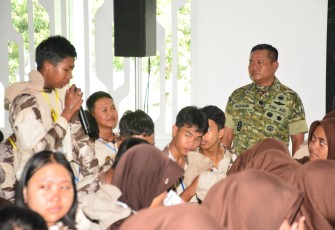 Danrem 083/Bdj Kolonel Inf Kohir berdialog dengan peserta KKRI di Kediri, Sabtu (1/11)