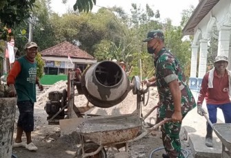 Bantu bangun kamar mandi masjid wilayah desa binaan 
