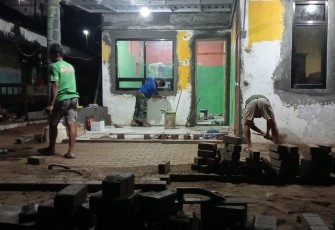 Pemasangan paving block halaman Polindes 
