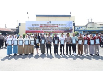 Kapolres Kediri AKBP Bramastyo Priaji foto bersama usai memberikan penghargaan 