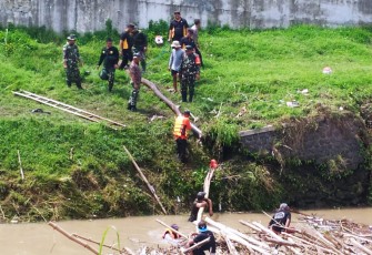 Pembersihan sampah di sungai