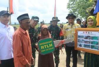 Danrem 141/Tp Brigjen TNI Andre Clift Rumbayan saat menyerahkan kunci RTLH 