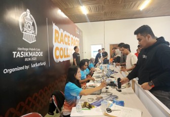 Antrian pengambilan jersey dan nomor peserta untuk mengikuti lomba lari Heritage Pabrik Gula (PG) Tasikmadoe Run 2025, Jumat sore (7/11/2025)