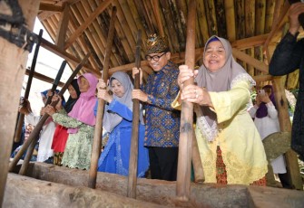 Menteri Desa Pembangunan Daerah Tertinggal Yandri Susanto bersama Jajaran Menghadiri Festival Kampung Adat Cikondang 2025 di Desa Cikondang , Pangalengan Kabupaten Bandung, Minggu (9/11/2025)  Foto : Mugi Humas Kemendes PDT